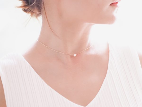 White Finches Odelia Pearl Necklace with Model